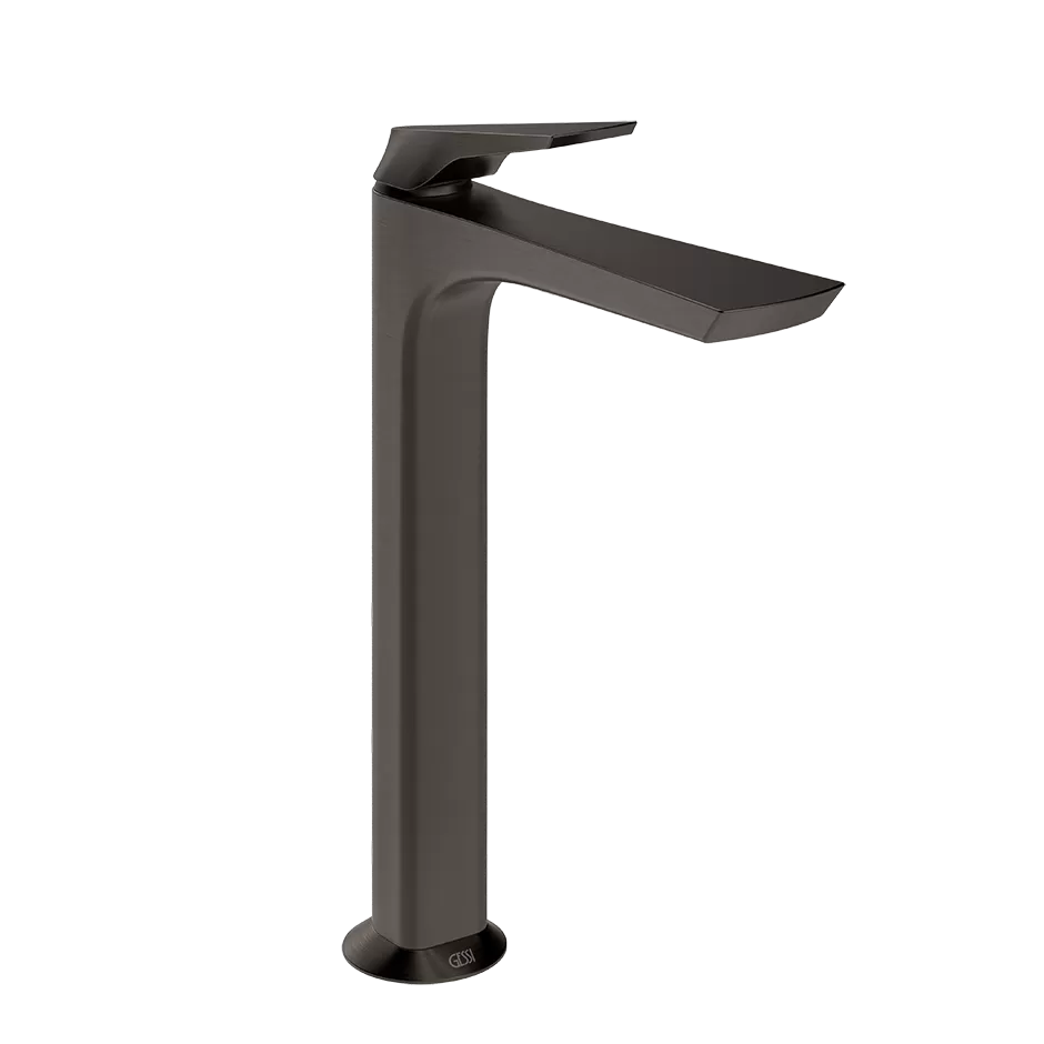 Смеситель для раковины высокой версии со сливом Stop&Go и гибкими соединительными элементами.