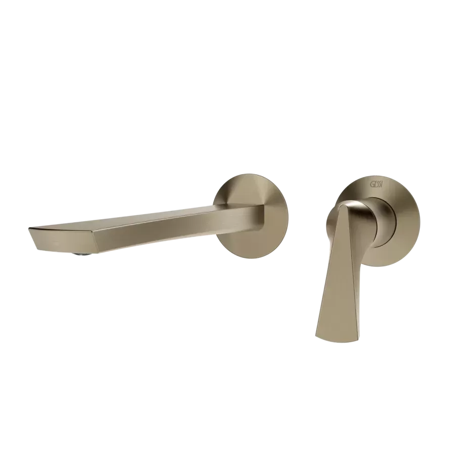 Внешняя часть настенного смесителя для раковины.